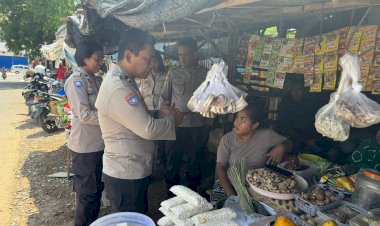 Berikan-Himbauan-Pilkada-dan-Pesan-Kamtibmas,-Satbinmas-Sambangi-Warga-di-Pasar