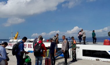 Sinergitas-TNI-Polri-Amankan-Aktifitas-Penumpang-di-Pelabuhan-Tenau-Kupang