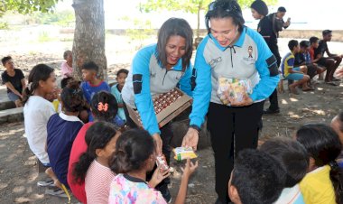 Polwan-Polres-Flotim-Gelar-Trauma-Healing-untuk-Anak-Anak-Korban-Bentrokan-di-Adonara-Barat