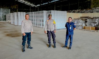 Kasatgas-Humas-Polresta-Kupang-Kota-Lakukan-Pengecekan-Gudang-Penyimpanan-Logistik-Pilkada-2024