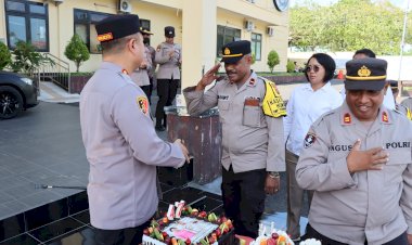 Kapolresta-Aldinan-Manurung-Terima-Ucapan-Selamat-Ulang-Tahun-dari-Anggota-Polresta-Kupang-Kota
