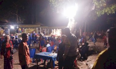 Cegah-Gangguan-Keamanan,-Bhabinkamtibmas-Kolhua-Pantau-Acara-Pernikahan-Warga