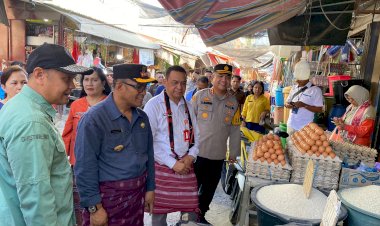 Kapolresta-Kupang-Kota-Dampingi-Penjabat-Wali-Kota,-Sidak-Pasar-Pastikan-Ketersediaan-Sembako-Jelang-Nataru