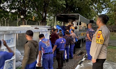 Polresta-Kupang-Kota-Bantu-Distribusi-Paket-Bansos-Kapolri-Bagi-Korban-Letusan-Gunung-Ile-Lewotobi