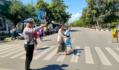 Berikan-Rasa-Aman-dan-Nyaman,-Satlantas-Polresta-Kupang-Kota-Amankan-Ibadah-Minggu-di-Sejumlah-Gereja