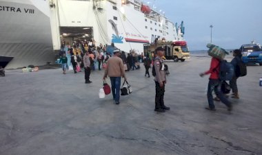 Debarkasi-Ribuan-Penumpang-KM-Dharma-Rucitra-VIII-di-Pelabuhan-Tenau,-Anggota-Polsubsektor-Laksanakan-Patroli-dan-Pengamanan