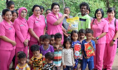 Bhayangkari-Cabang-Kota-Kupang-Kota-Berikan-Bantuan-Sembako-dan-Makan-Gratis-di-Kampung-Pemulung