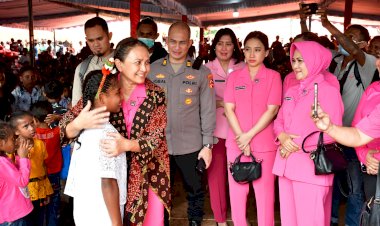 Ketua-Umum-Bhayangkari-Rayakan-Natal-Bersama-Korban-Erupsi-Gunung-Lewotobi