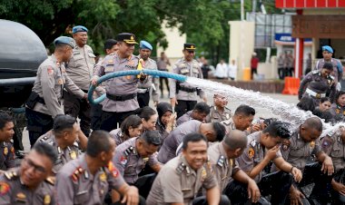 Kapolresta-Kupang-Kota-Pimpin-Upacara-Kenaikan-Pangkat-Periode-1-Januari-2025