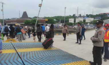 Polsubsektor-Tenau-Amankan-Arus-Balik-Penumpang-di-Pelabuhan