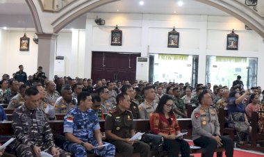 Personel-Polresta-Kupang-Kota-Hadiri-Natal-Bersama-Polda-NTT-di-Gereja-St.-Maria-Assumpta