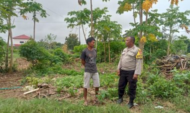 Dukung-Program-Asta-Cita-Presiden-Prabowo,-Bhabinkamtibmas-Fatukoa-Mengajak-Masyarakat-Tanam-Tanaman-Hidroponik-di-Pekarangan-Rumah.