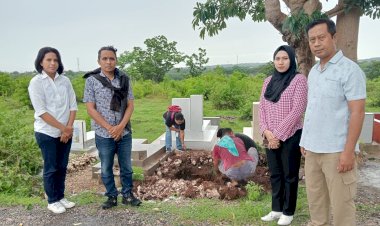 Penyidik-Polsek-Alak-Dampingi-Tim-Medis,-Lakukan-Pemakaman-Bayi-yang-Ditemukan-di-Penkase-Oeleta