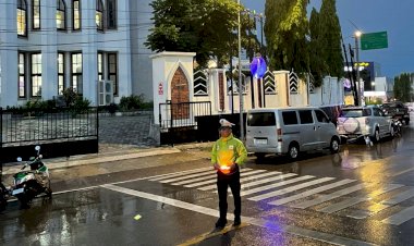 Gatur-Lalin-dan-Pengamanan-Ibadah,-Satlantas-Polresta-Ciptakan-Rasa-Aman-Bagi-Umat-di-Kota-Kupang