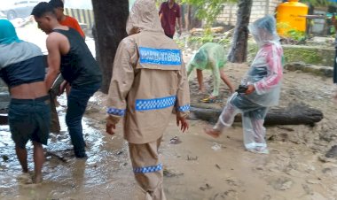 Bhabinkamtibmas-Penfui-Bantu-Warga-yang-Rumahnya-Terendam-Banjir