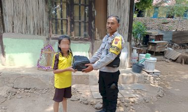 Bhabinkamtibmas-Aipda-Niko-Djami,-Berikan-Bantuan-Perlengkapan-Sekolah-kepada-Anak-Kurang-Mampu-di-Fontein.