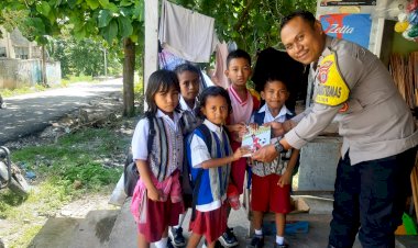 Peduli-Pendidikan-Anak,-Bhabinkamtibmas-Liliba-Berikan-Bantuan-Buku-Tulis.