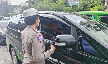 Operasi-Keselamatan-Turangga,-Satlantas-Polresta-Kupang-Kota-Tegur-Pengemudi-Tidak-Gunakan-Sabuk-Pengaman.