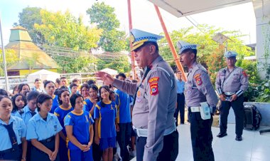 Tumbuhkan-Kesadaran-Berlalu-Lintas,-Satlantas-Polresta-Kupang-Kota-Sambangi-SMA-Kristen-Mercusuar.