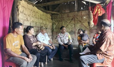 Terlantarkan-7-Orang-Anak-yang-Diurus-Oleh-Neneknya,-Bhabinkamtibmas-dan-Perangkat-Pemerintah-Kelurahan-Liliba-Datangi-Rumah-Warga.