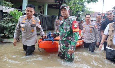 Polri-salurkan-bantuan-dan-evakuasi-warga-terdampak-banjir-di-Bekasi-dan-Depok
