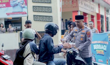 Berkah-Ramadhan,-Kapolresta-Kupang-Kota-Berbagi-Takjil-kepada-Pengendara-di-Jalan-Frans-Seda.