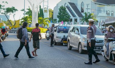 Pastikan-Aman-dan-Lancar,-Polresta-Kupang-Kota-Tempatkan-Personel-di-Lokasi-Penjualan-Takjil.