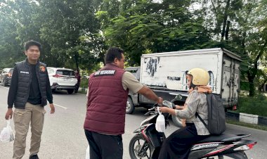 Satreskrim-Polresta-Kupang-Kota-Bagi-Bagi-Takjil-pada-Masyarakat