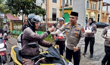 Berbagi-Keberkahan,-Polresta-Kupang-Kota-Bagi-Takjil-untuk-Masyarakat.