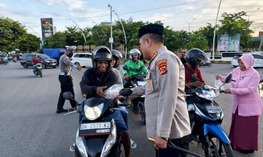 Polresta-Kupang-Kota-dan-Bhayangkari-Bagikan-Takjil-Gratis-kepada-Masyarakat