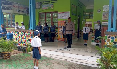 Kunjungi-SMPN-2-Kupang,-Kasat-Binmas-Jadi-Pembina-Upacara,-Ajak-Generasi-Muda-Untuk-Memiliki-Rasa-Nasionalisme.