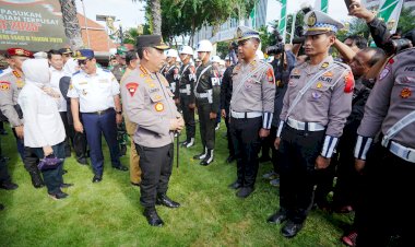 Kapolri-Pimpin-Apel-Gelar-Pasukan-Operasi-Ketupat-2025-di-Surabaya