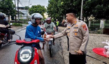 Berbagi-Kebahagiaan,-Polresta-Kupang-Kota-Bagi-Takjil-di-Oebufu.