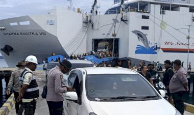 Ribuan-Penumpang-Arus-Balik-Tiba-di-Kota-Kupang,-Polsubsektor-Tenau-Lakukan-Pengamanan-dan-Pemeriksaan-di-Pelabuhan.