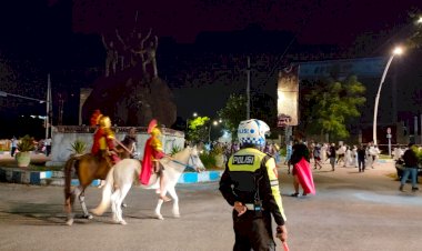 Prosesi-Jalan-Salib-Pemuda-Klasis-Kota-Kupang,-Wakapolresta-AKBP-Agung-Wirata-Pimpin-Pengamanan-di-Lokasi.