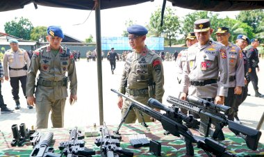 Danpas-Pelopor-Korbrimob-Polri-Pimpin-Apel-Gelar-Pasukan-Operasi-Kepolisian-Terpusat--“AB-Moskona-2025”