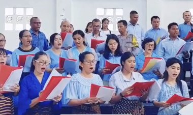 Bhabinkamtibmas-Aiptu-Bone-Luma,-Ikut-Tampil-dalam-Koor-Misa-Paskah-di-Gereja-Santo-Petrus-Manulai-Dua.