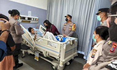 Wujud-Kepedulian,-Kapolresta-Kupang-Kota-Bersama-Ketua-Bhayangkari-Jenguk-Personel-yang-Sakit.