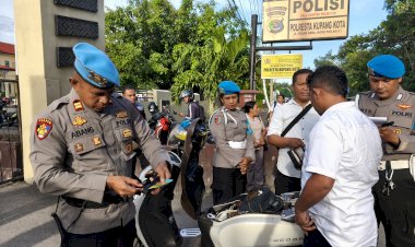 Tegakkan-Disiplin,-Seksi-Propam-Periksa-Kelengkapan-Anggota-Polresta-Kupang-Kota.