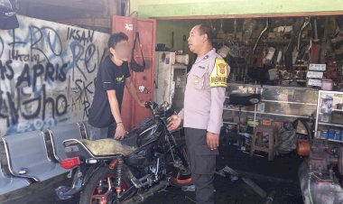 Respon-Aduan-Warga,-Bhabinkamtibmas-Aipda-Ketut-Tegur-Pemilik-Bengkel-Motor-di-Kolhua.