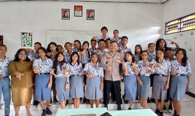Silahturahmi-Kapolsek-Maulafa-di-SMA-Negeri-7-Kupang,-Beri-Motivasi-Kepada-Guru-dan-Siswa.