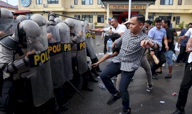 Jelang-Hari-Buruh-Internasional,-Polresta-Kupang-Kota-Siapkan-Personel-Melalui-Latihan-Dalmas.