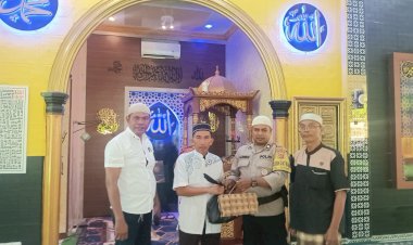 Bhabinkamtibmas-Solor-Berbagi-Kasih-Dengan-Jemaah-Masjid-Al-Anshar-Penkase.
