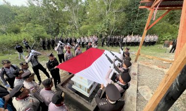 Bentuk-Penghormatan-Terakhir,-Kapolresta-Kupang-Kota-Pimpin-Upacara-Pemakaman-Jenazah-Bripka-Thetjer-Penlaana.