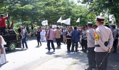 Kapolresta-Kupang-Kota-Turun-Langsung-Amankan-Aksi-Unras-Masyarakat-Pulau-Kera