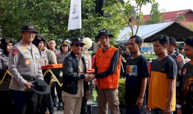 Tanggap-Bencana-Karhutla,-Alumni-Akabri-91-Salurkan-9-Mesin-Pompa-Air-dan-Alat-Pemadam-Api-ke-Polda-Kalteng