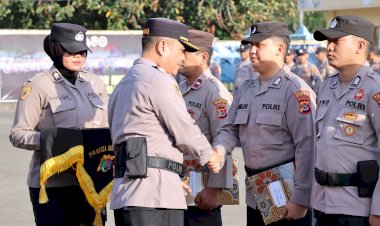 Berdedikasi-Tinggi-Dalam-Bertugas,-Kapolresta-Kupang-Kota-Berikan-Reward-Kepada-Personel-Berprestasi.