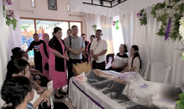 Kapolresta-Kupang-Kota-Didampingi-Ketua-Bhayangkari,-Melayat-Istri-dari-Bhabinkamtibmas-Kelurahan-Merdeka.