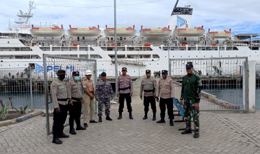 Polsubsektor-Pelabuhan-Tenau,-Amankan-Proses-Debarkasi-dan-Embarkasi-Ribuan-Penumpang-KM.-Tidar.