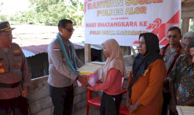 Sentuhan-Kasih-Polri:-Wakapolda-NTT-Bagikan-Bansos-di-Alor-Sambut-Hari-Bhayangkara-ke-79